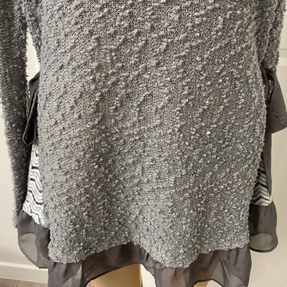Altard State Textured Gray Ruffle Hem Tunic Top. Medium. - Picture 4 of 16